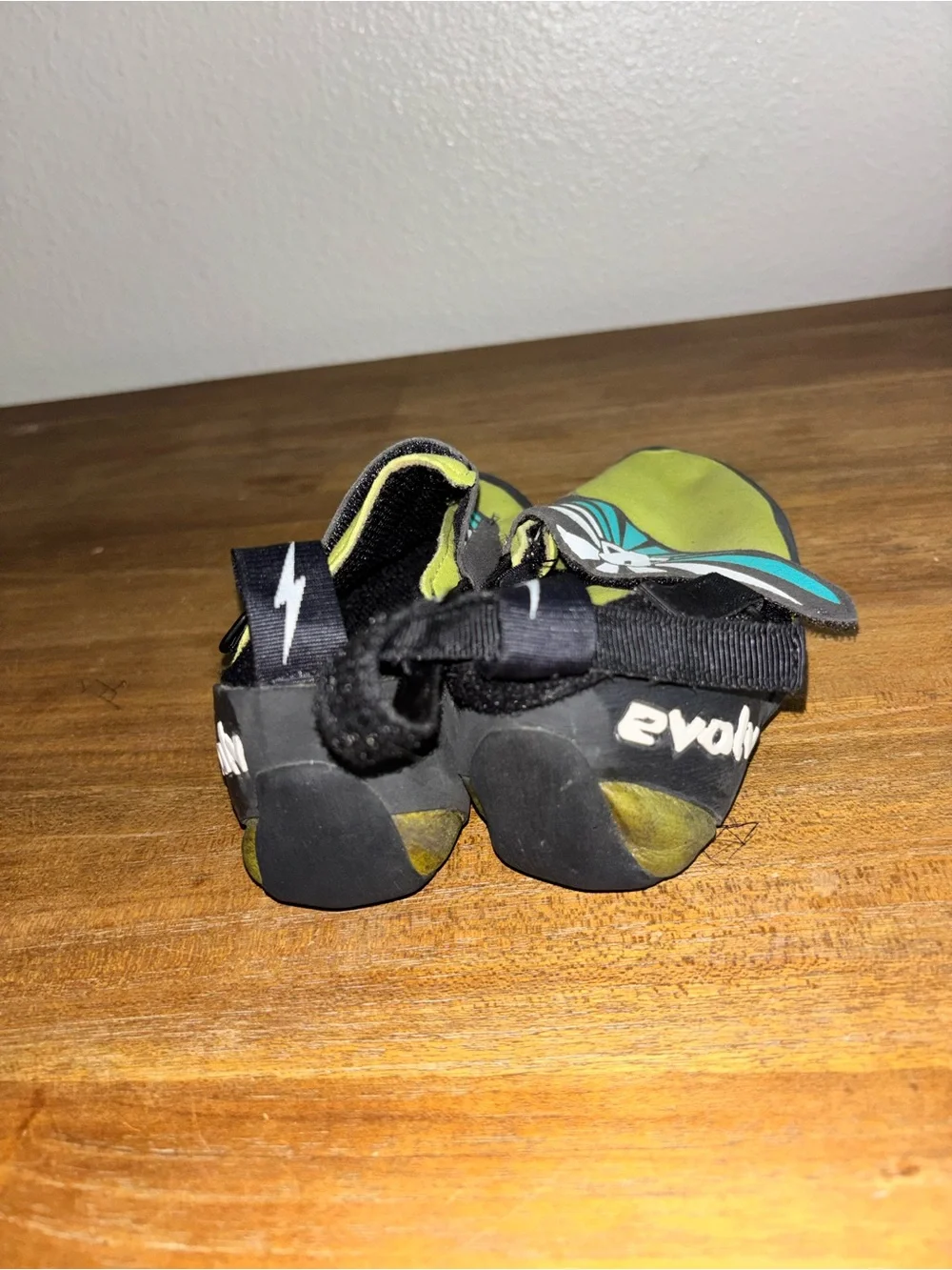 Evolv Size 3 Shoes Boys Europe size 34.5